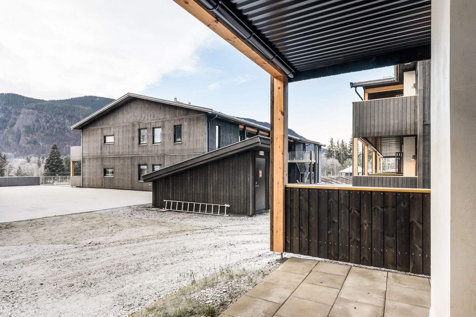 Leiligheten ligger vestvendt, og har overbygd terrasse, med utgang fra kjøkken/stue. Galleribilde