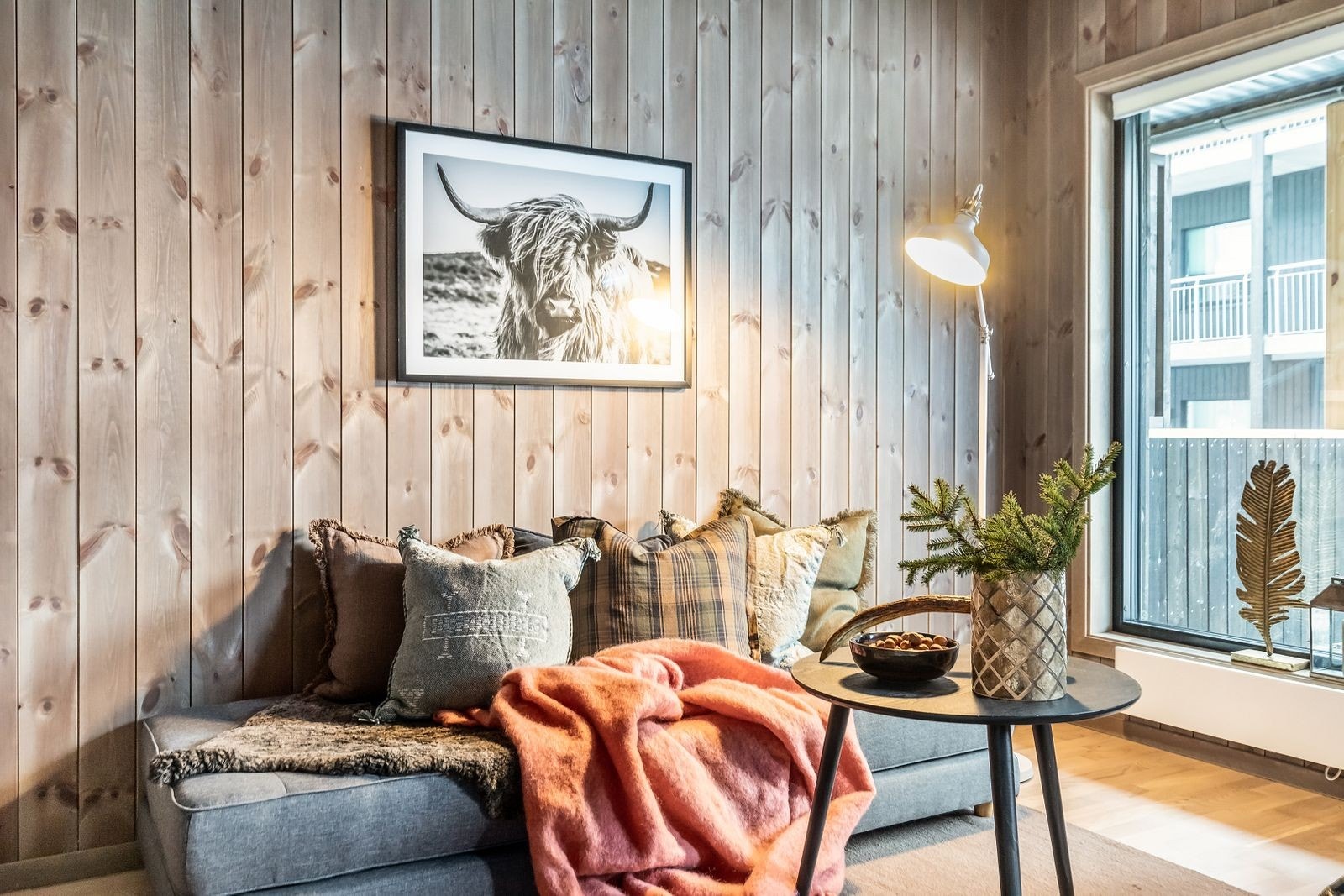 Innvendig er overflater holdt i et lunt og lekkert fargevalg med innslag av moderne sorte innerdører og mørke vinduskarmer. Galleribilde