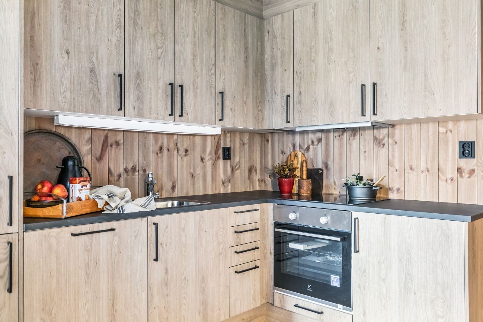 Integrerte hvitevarer som kjøle-/fryseskap, oppvaskmaskin, komfyr og steketopp. Galleribilde