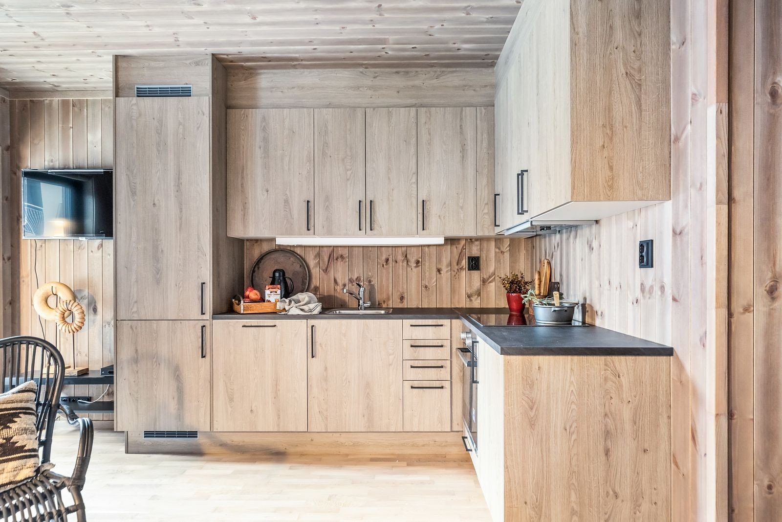 Lyst kjøkken med fronter og benkeplate i laminat. Galleribilde