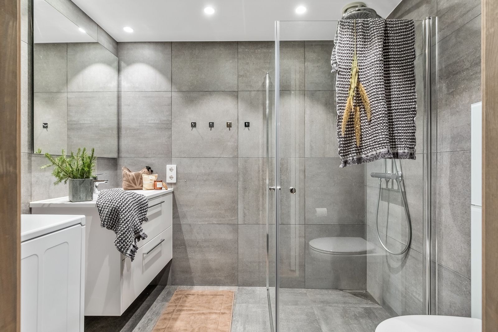 Helfliset, moderne bad, med opplegg for vaskemaskin. Galleribilde