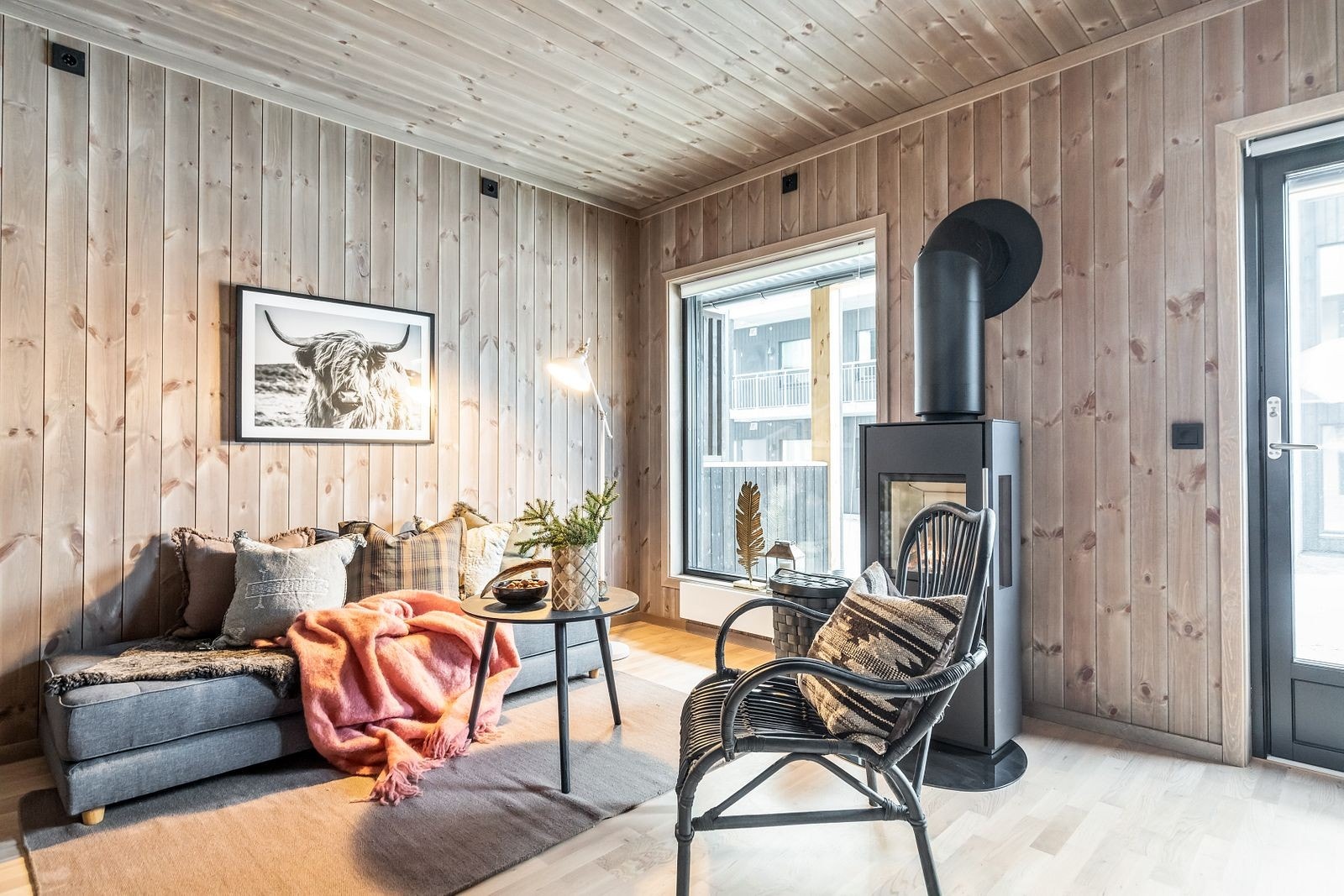 Åpen stue/kjøkken løsning, med peis sentralt plassert, som gir god varme på kalde dager. Galleribilde