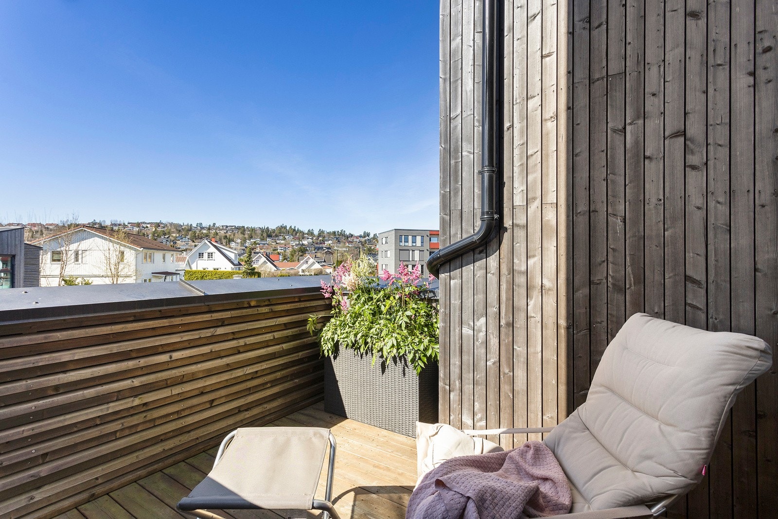 Balkongen vender mot sydvest og har fine sol- og utsiktsforhold med lite innsyn Galleribilde