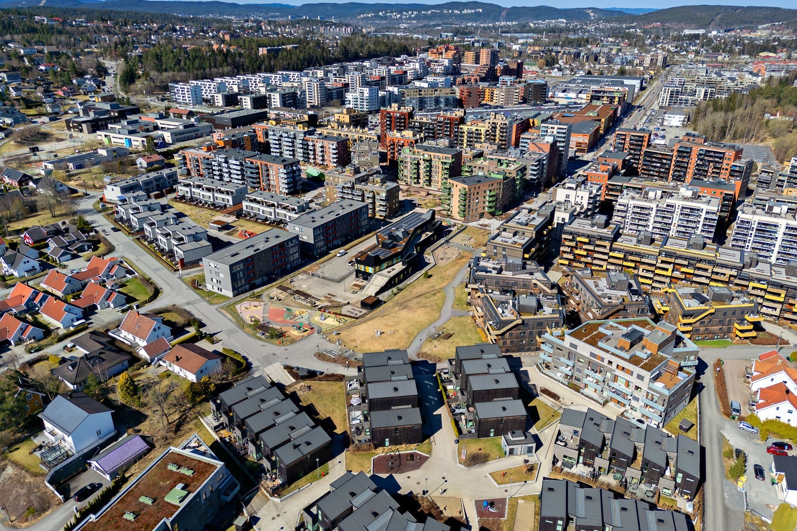 Et særdeles barnevennlig område med gangavstans til barnehager og skole, fine aktivitetsområder og lekeplass for de yngste. Området er tilnærmet bilfritt og trygt for små nysgjerrige mennesker. Galleribilde