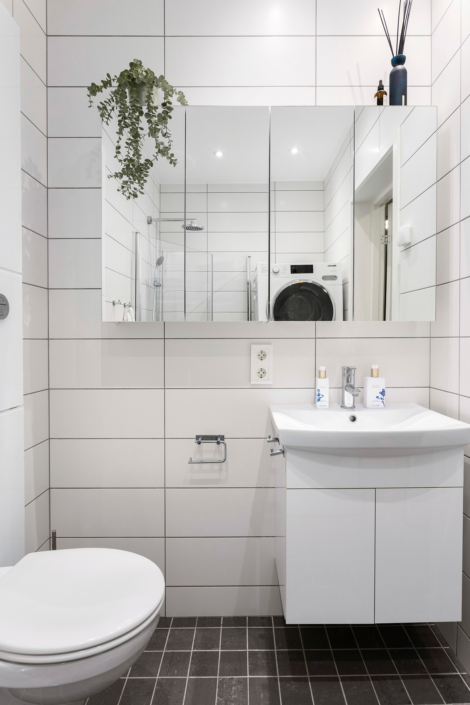 Kombinert bad og vaskerom med fin plassering til entreen. Galleribilde