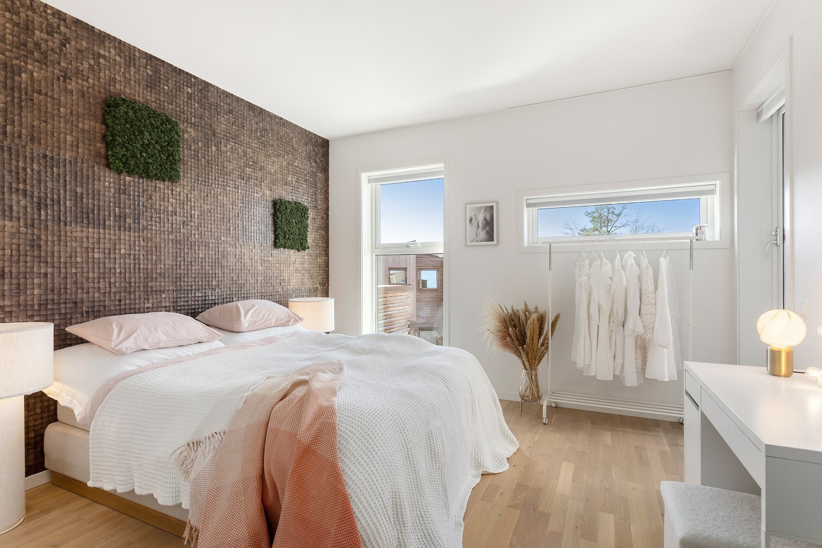 I boligens mellometasje ligger fire fine soverom, perfekt for familier. Det største rommet har god plass til dobbeltseng og garderobe. Utgang til egen balkong. Galleribilde