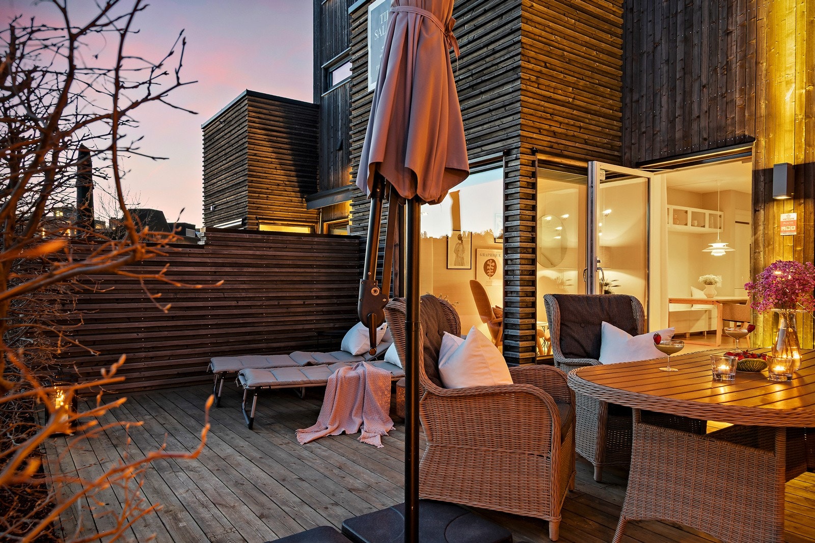 Det er enkel tilkomst fra stue og kjøkken i 1. etasje. Galleribilde