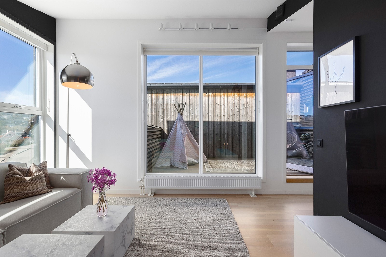 Stuen har utgang til takterrasse med fine solforhold og helt uten innsyn Galleribilde