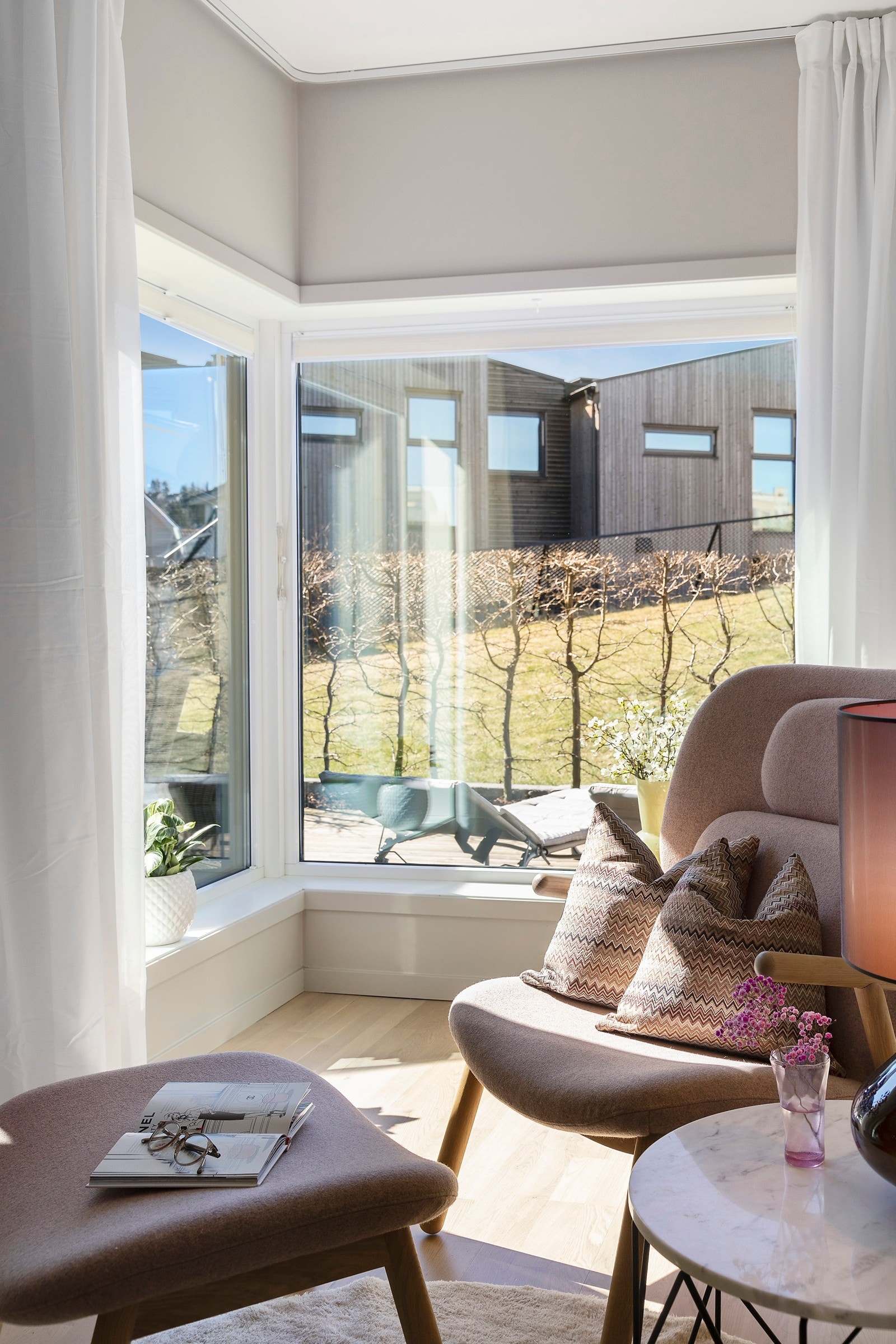 Solrikt og innbydende med utsikt til egen uteplass og felles hage i forkant. Galleribilde