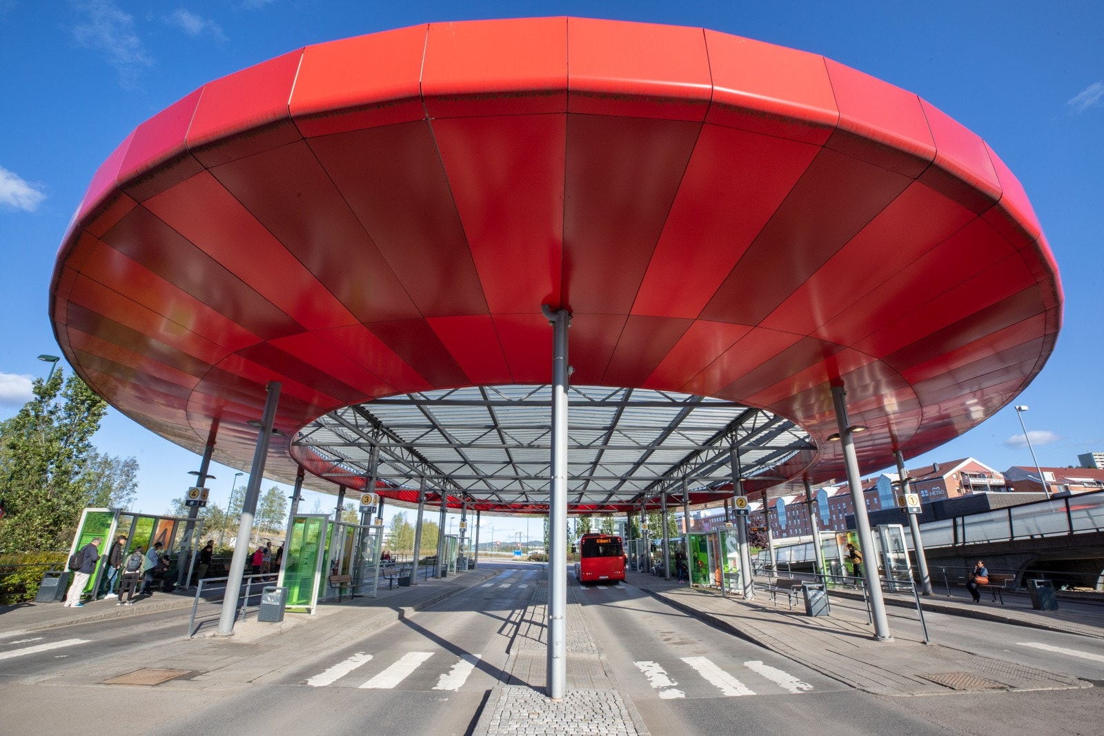 Lørenskog bussterminal er et viktig knutepunkt for kollektivtransporten i området. Galleribilde