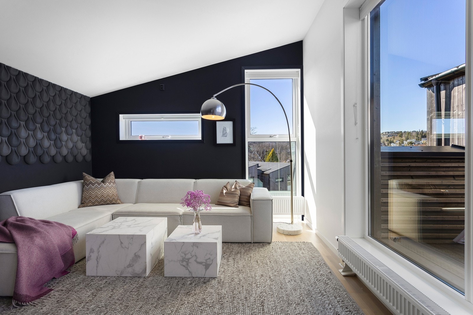 Lys og fin stue med mulighet for å trekke seg tilbake og nyte flott utsikt over nabolaget. Galleribilde