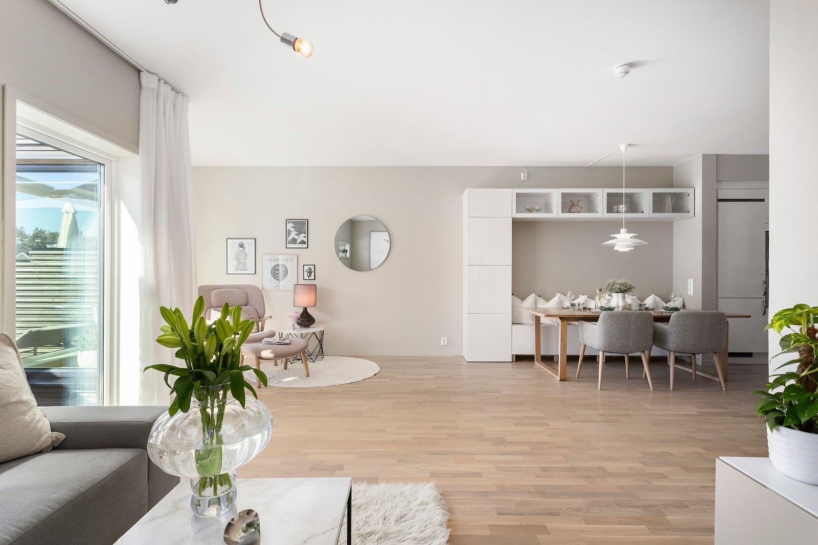 Boligen har gjennomgående god standard og smakfull innredning som passer mange - her kan du flytte rett inn! Galleribilde