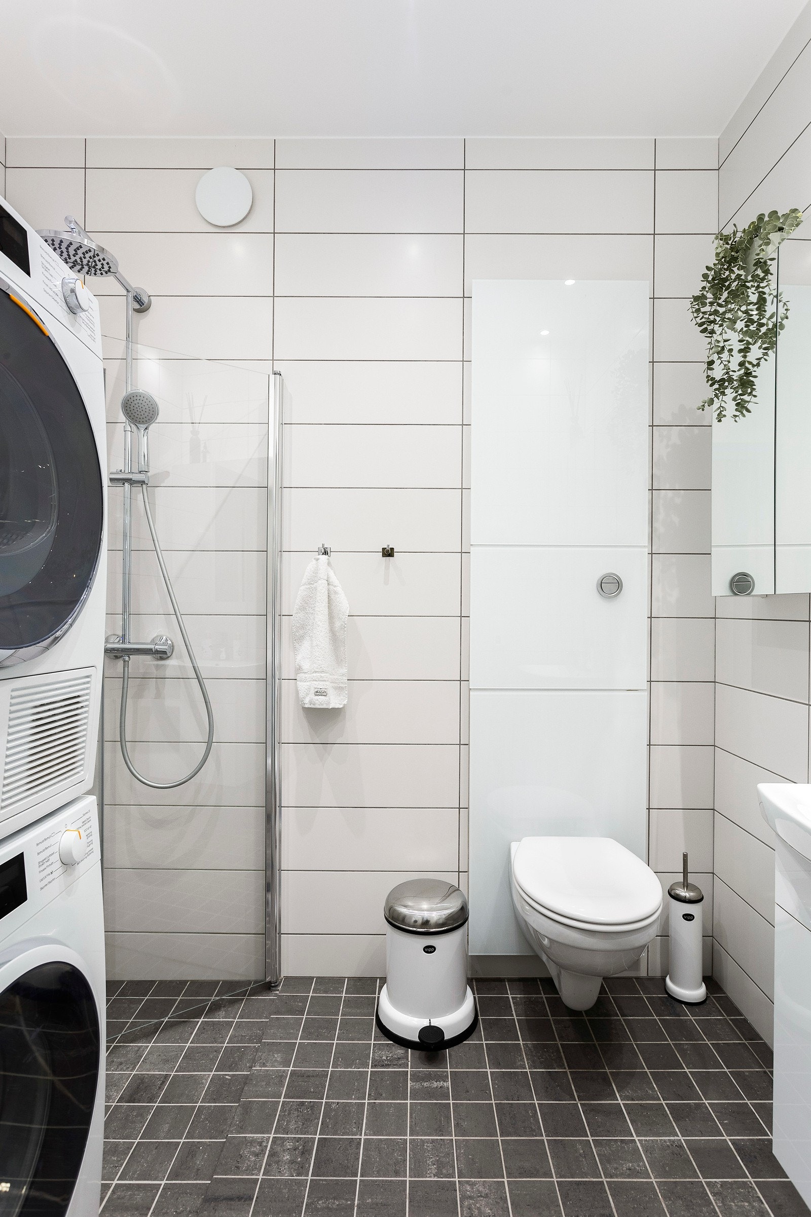 Badet har opplegg for vaskemaskin og tørketrommel. Galleribilde