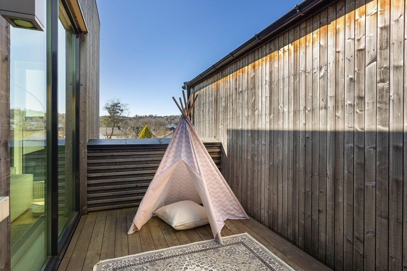 Ca. 9 kvm med plass til sittegruppe og fin beplanting. Gode solforhold og utsikt kan nytes her. Galleribilde