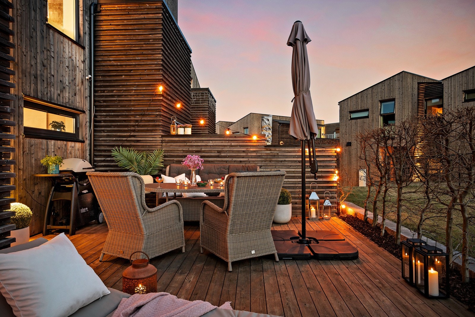 Dag går over til kveld og uteplassen blir en rolig og hyggelig plass for sosiale lag. Galleribilde