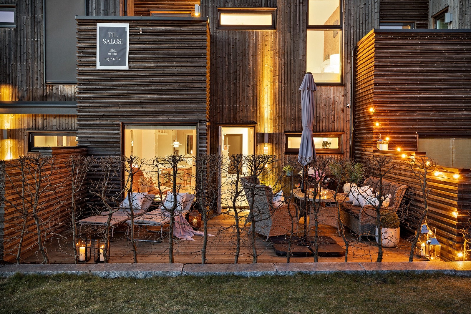 Boligen går over tre plan med gjennogående høy standard, og har tre solrike uteplasser og 2 stk garasjeplasser. Galleribilde