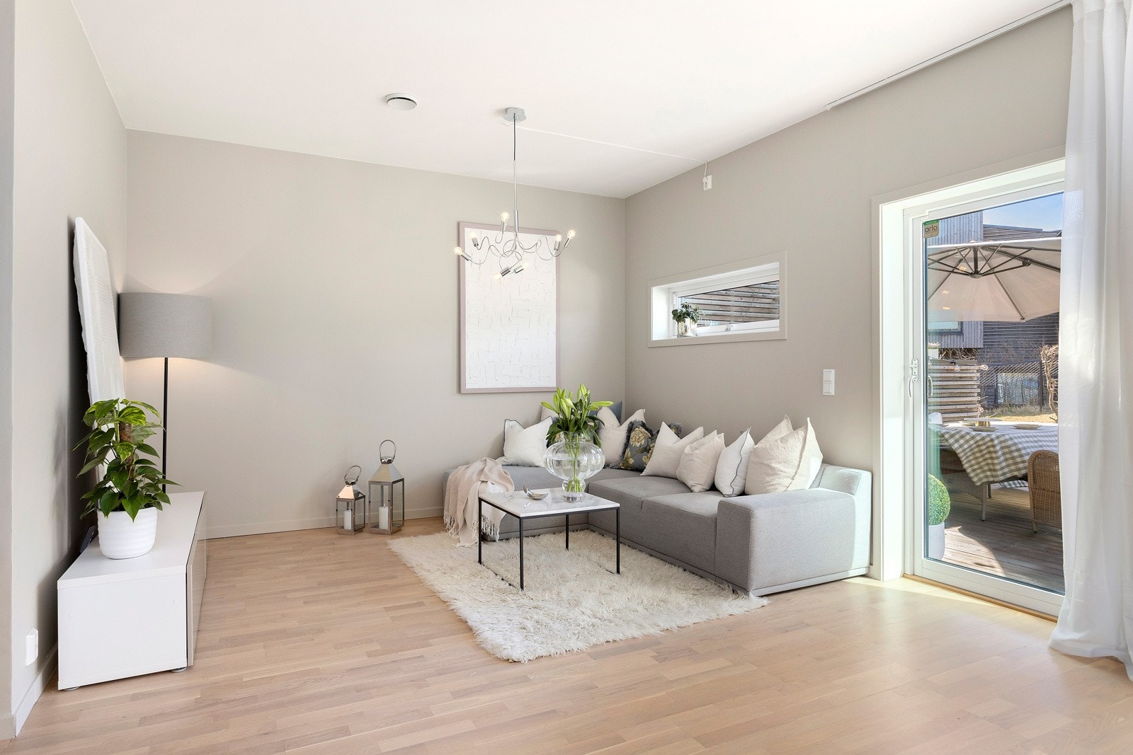 Allrommet har åpen og sosial løsning, og likevel adskilte soner med god plass til ønsket møblement. Galleribilde