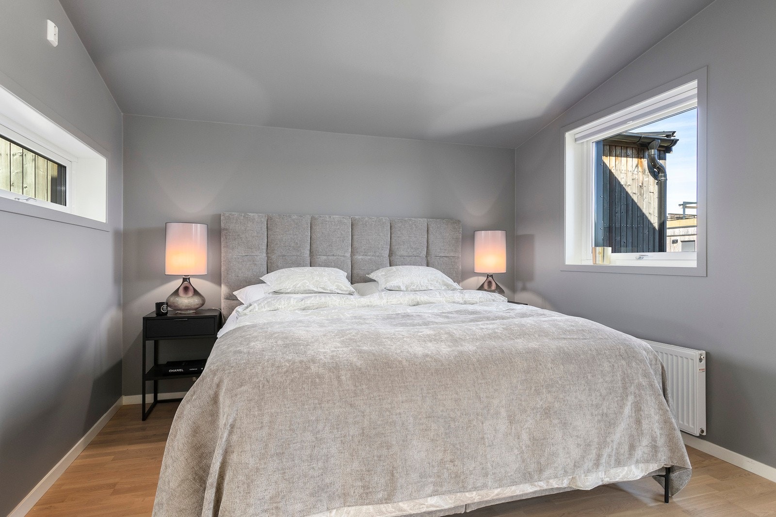 I andre delen av toppetasjen er et stort soverom med tilknyttet walk-in closet og eget bad. Galleribilde