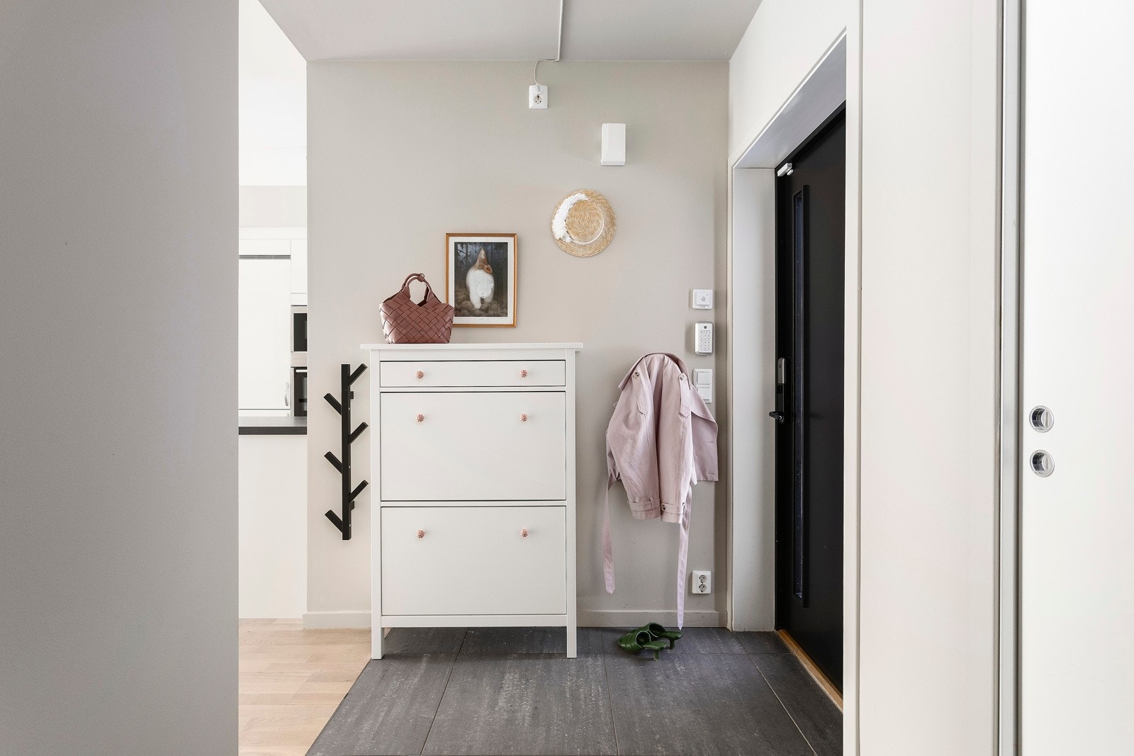 Entreen gir et fint førsteinntrykk med flislagt gulv og vannbåren gulvvarme, lysmalte vegger og koelås på ytterdøren. Galleribilde