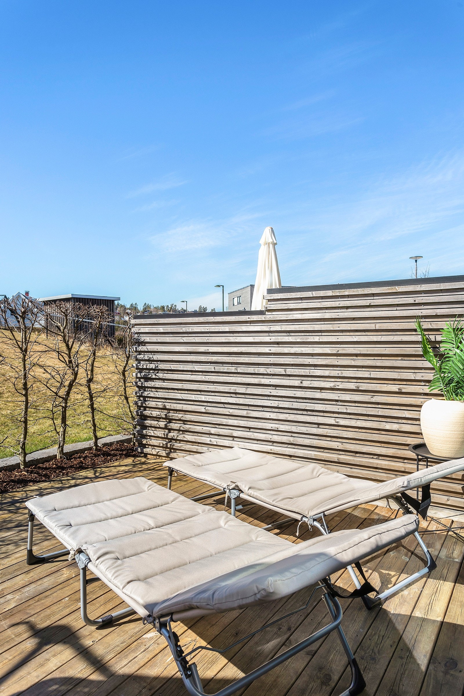 Det er også rom for solsenger for de aller fineste dagene. Terrassen har sol fra dag til kveld så her er det ingenting som stopper deg. Galleribilde