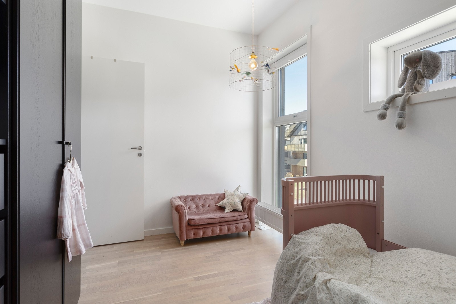 Alle rommene har stort vindu med gode lysforhold og mulighet for ekstra lufting. Galleribilde