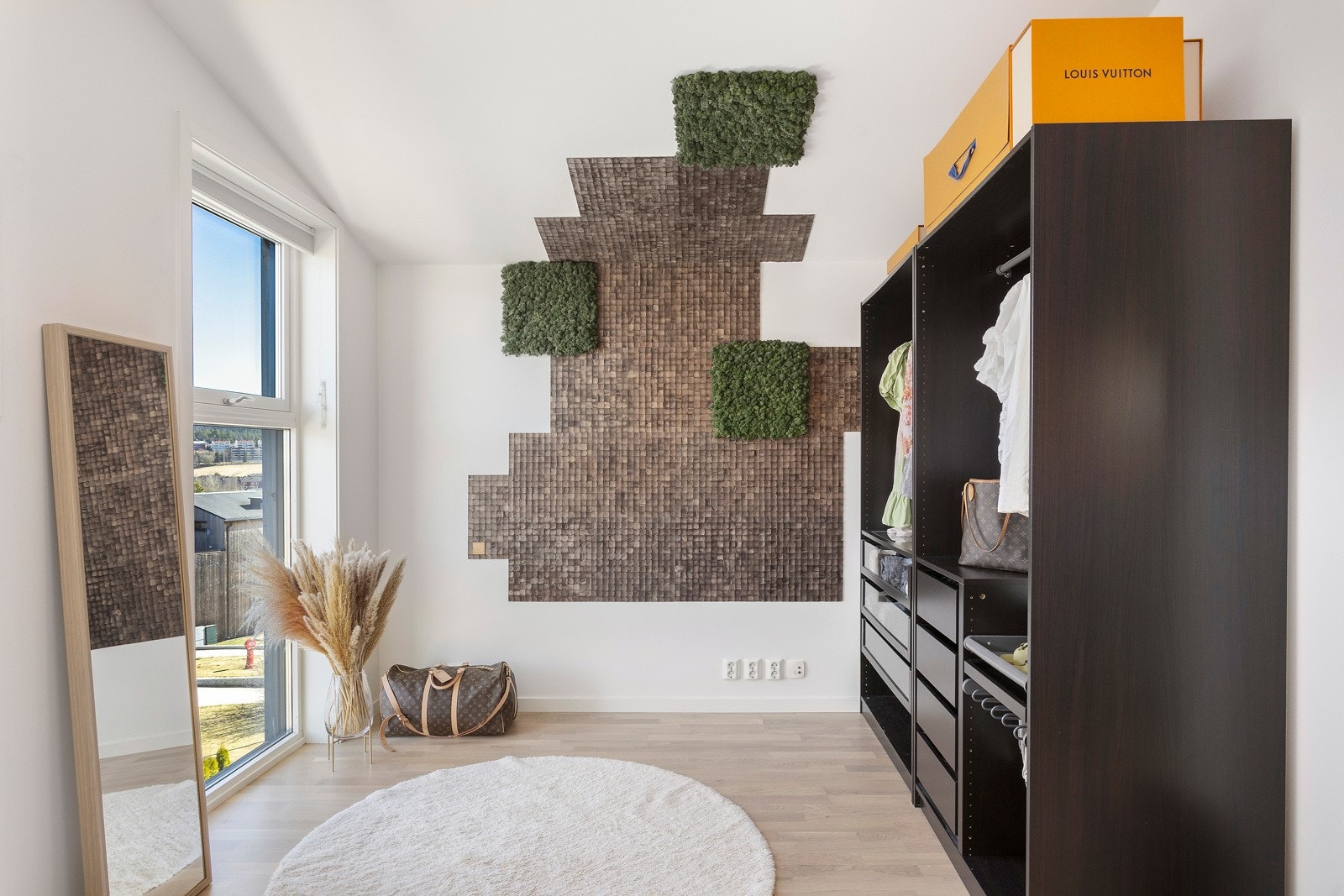 Rikelig med plass til garderobeløsning og møblement. Galleribilde