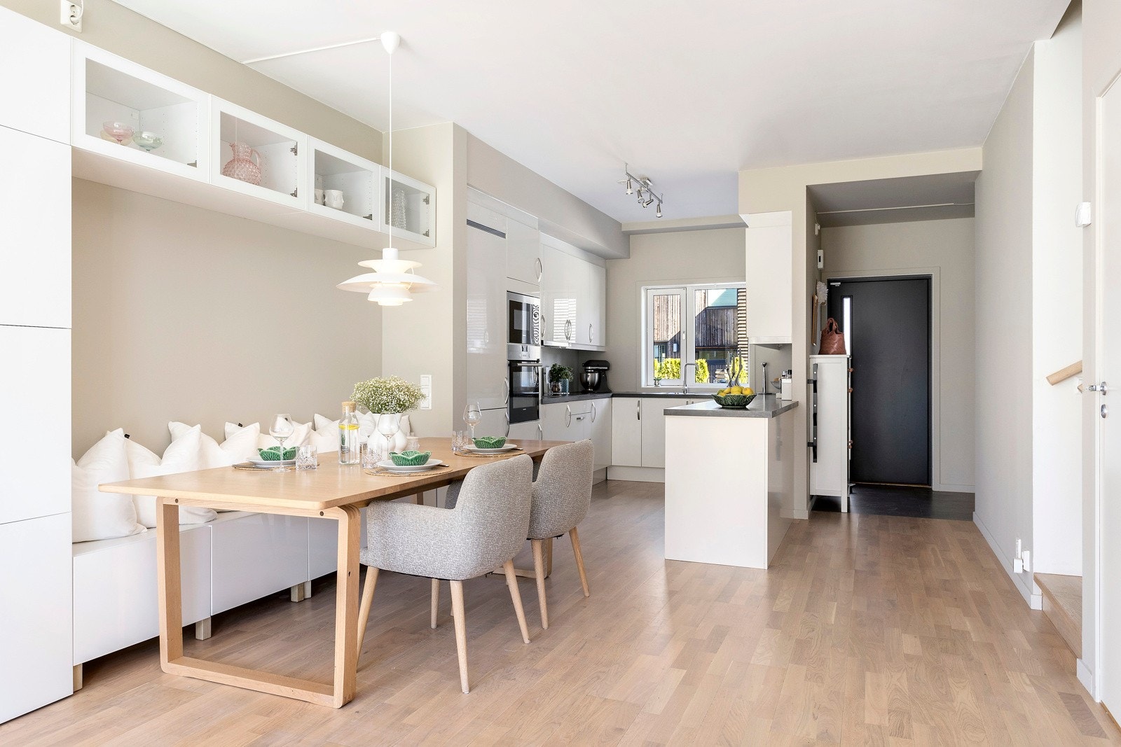 Det er etablert en koselig spisestue med plassbygd sittebenk og skapløsning. Galleribilde