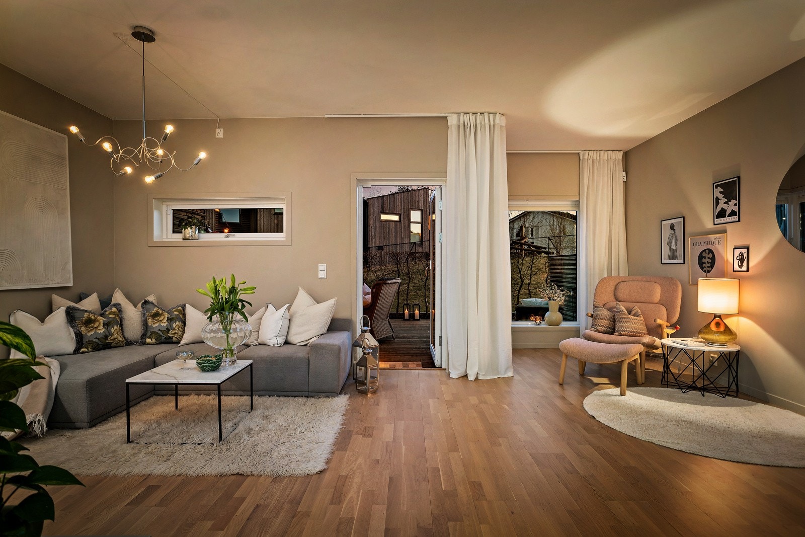 Hyggelig kveldsstemning i stuen. Galleribilde