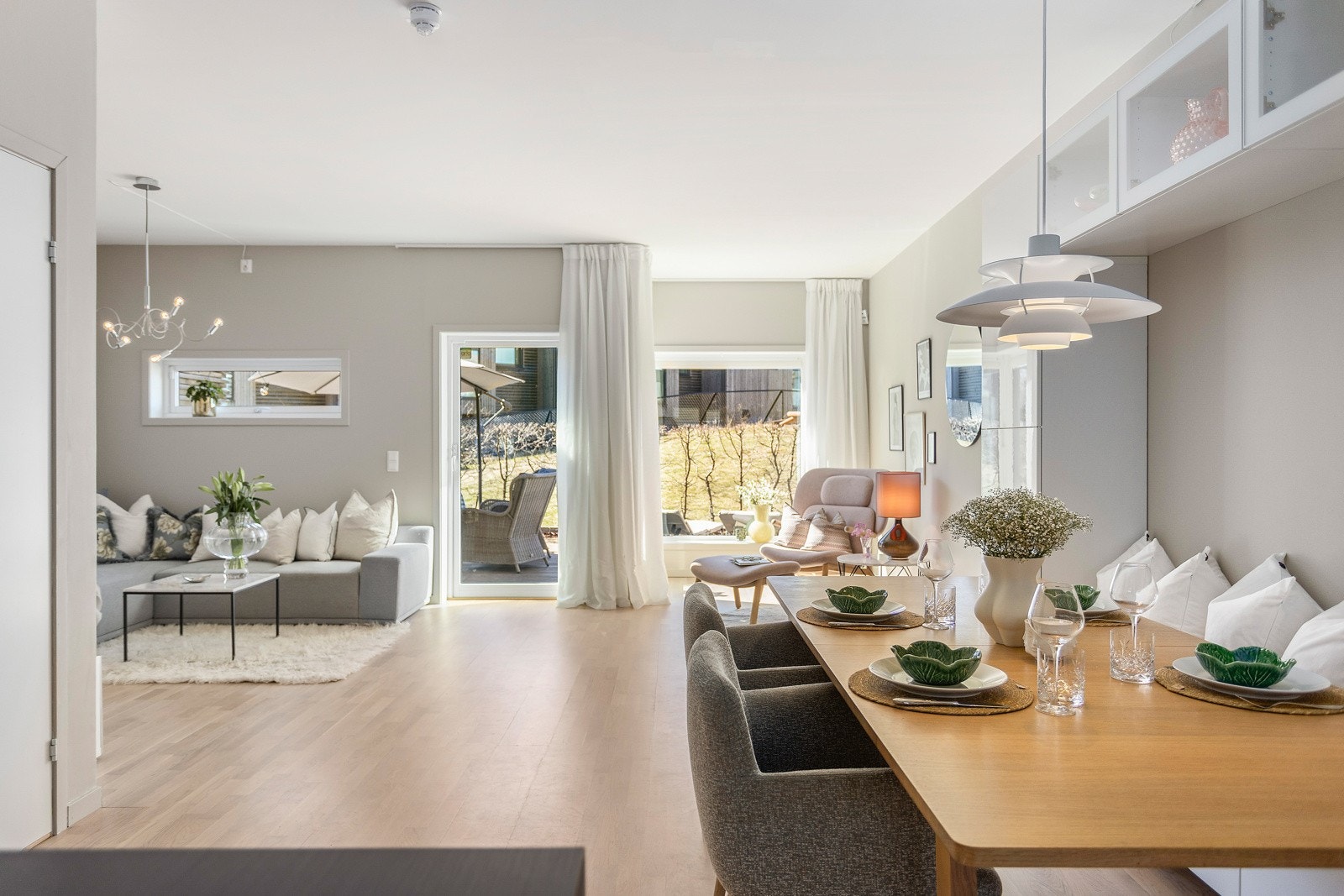 Boligen har et lyst og luftig allrom med ekstra takhøyde og store vindusflater. Galleribilde