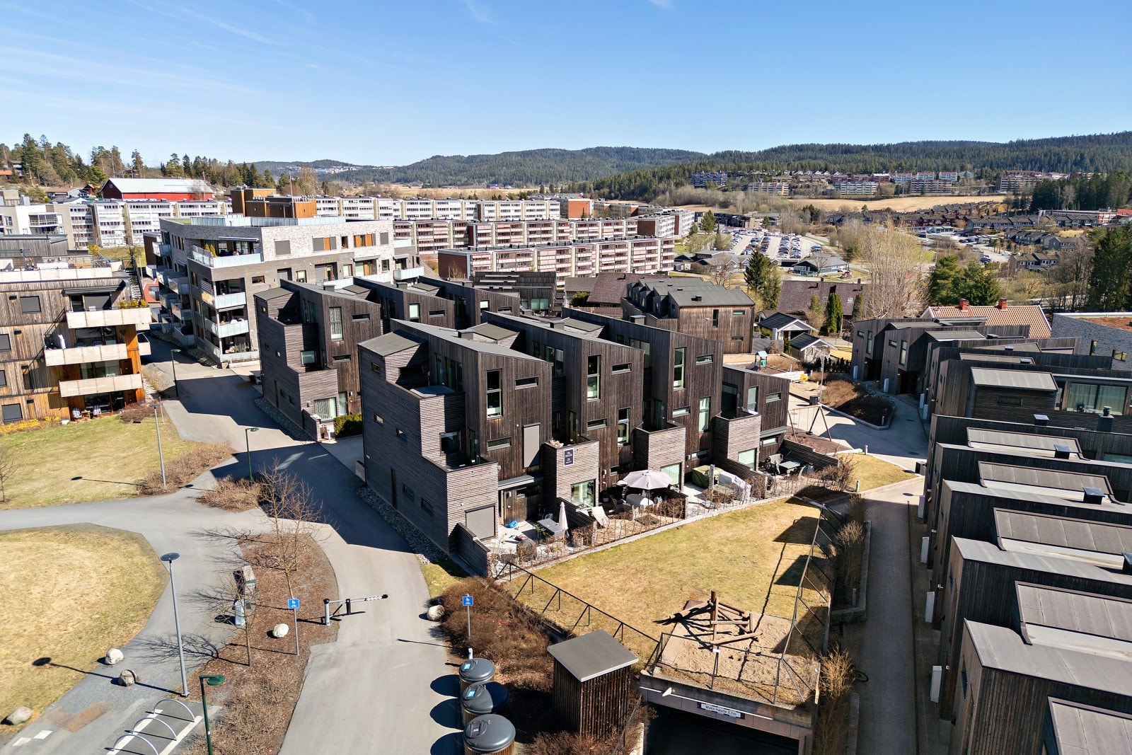 Her bor du tilbaketrukket rett ved fine markaområder, og likevel nær sentrumskjernen. Galleribilde