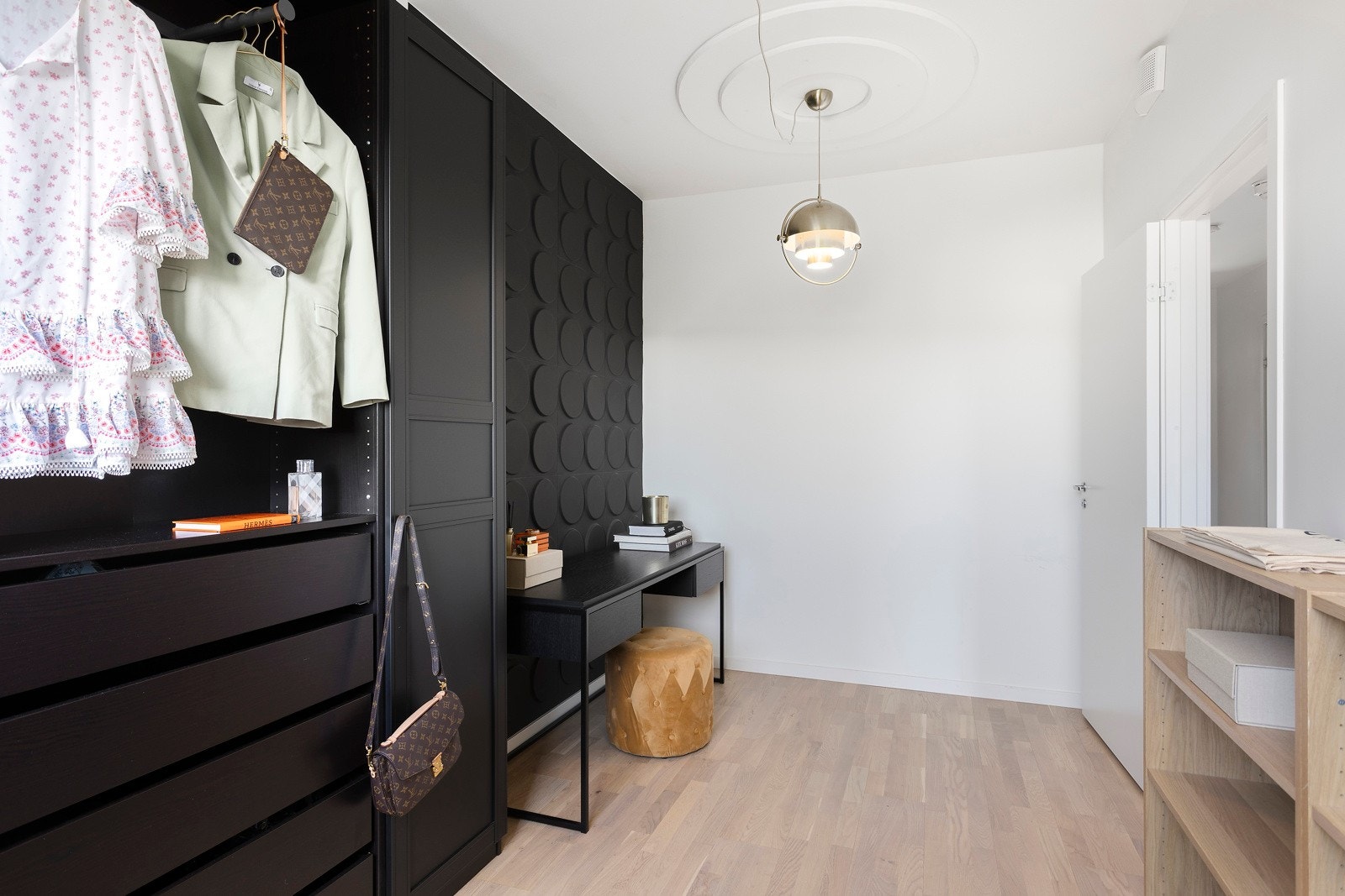 Rommet består opprinnelig delvis av innvendig bod, og er ikke bruksendret fra tilleggsdel til hoveddel. Galleribilde