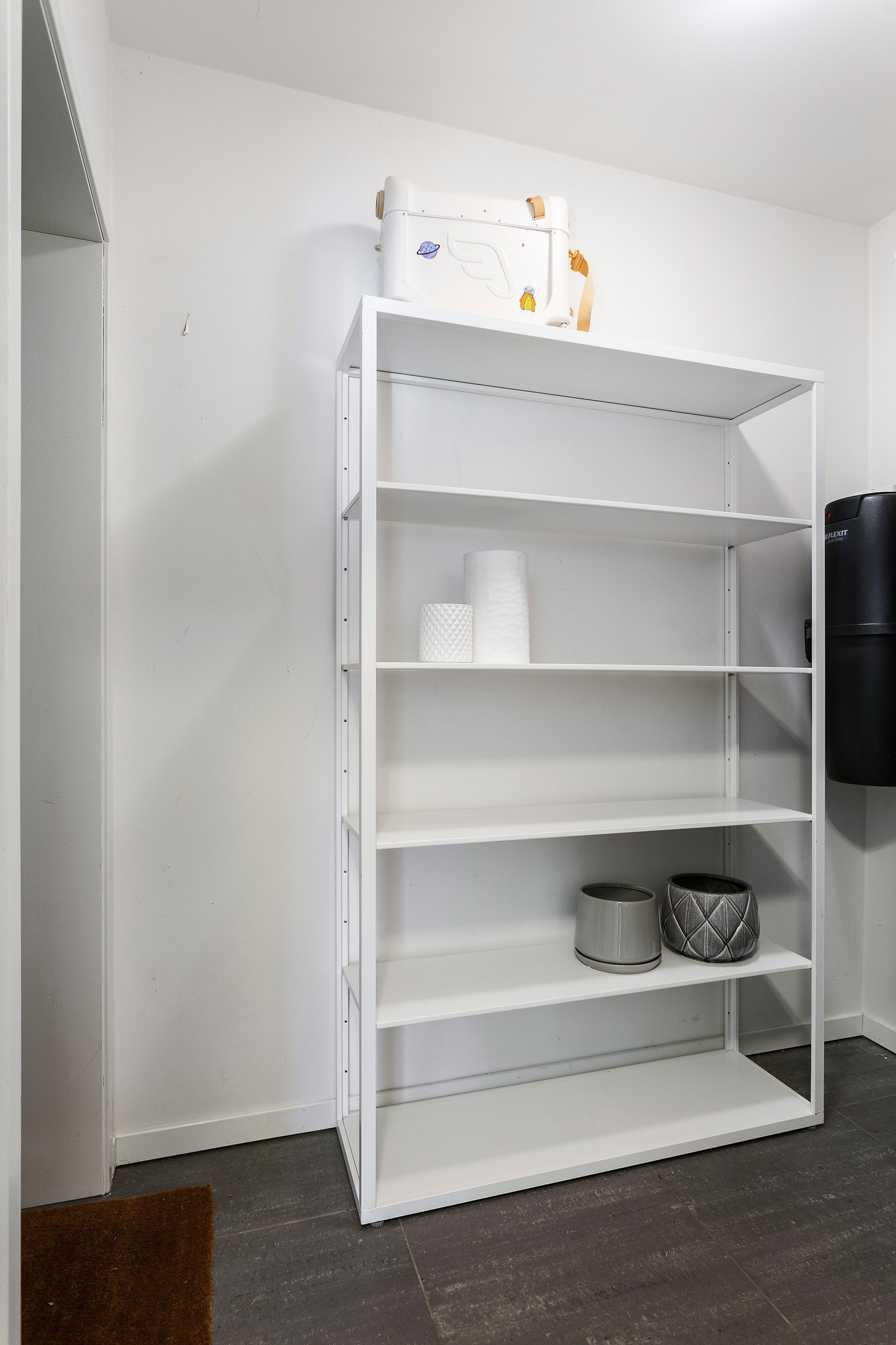 Det er skyvedørsgarderobe samt bod med adkomst både innvendig og utvendig. Galleribilde