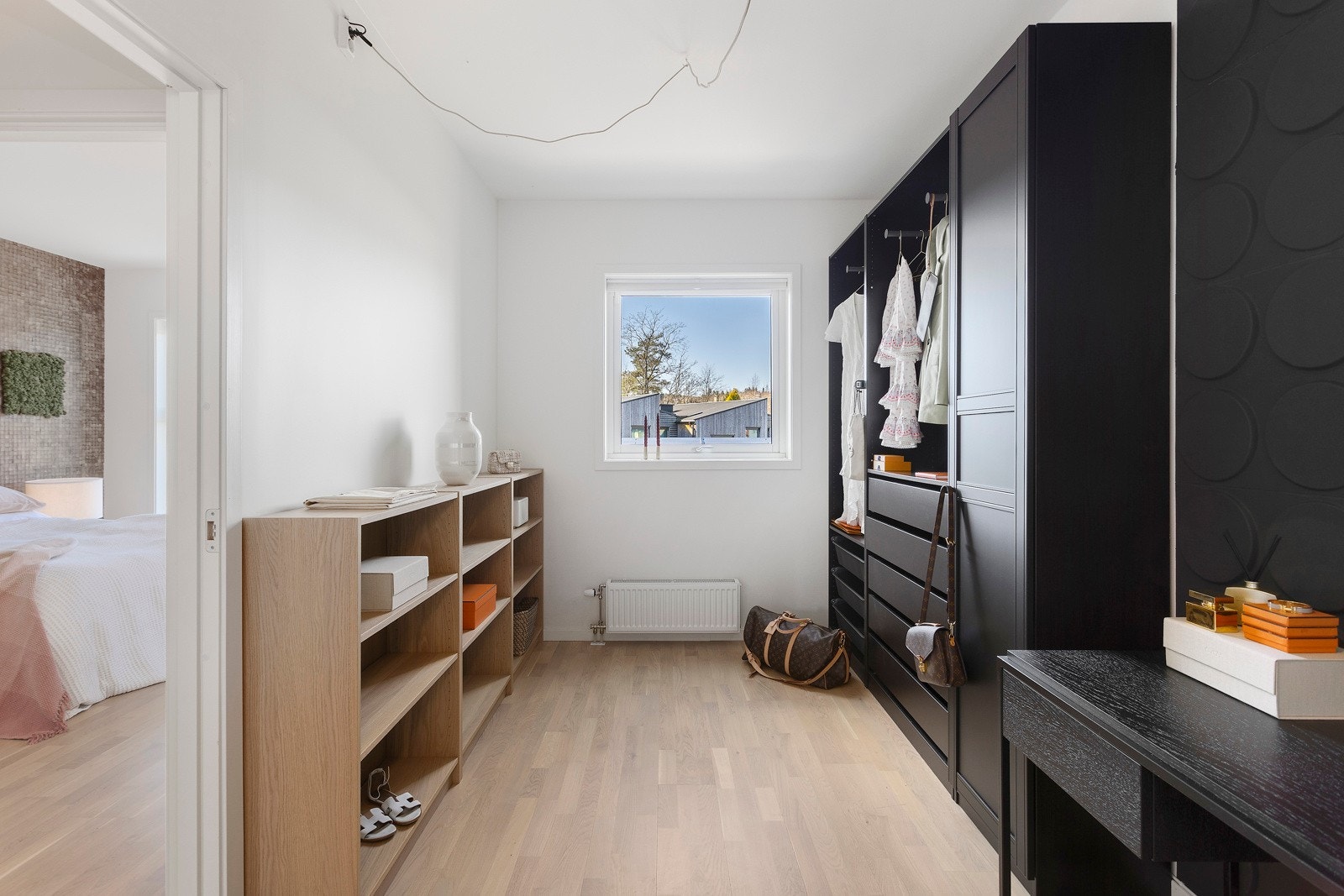 Garderoberom med innredning for oppbevaring av klær, sko og vesker. Galleribilde