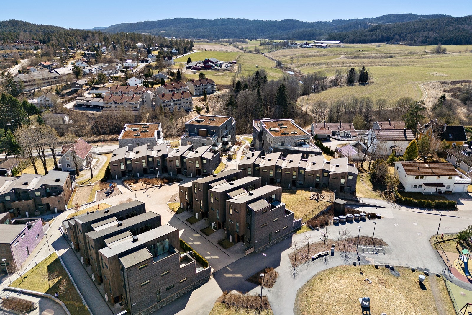 Boligen ligger i et moderne og nyere boligfelt på Finstadjordet, omrkranset av fin natur og samtidig kort vei til Lørenskog sentrum. Galleribilde