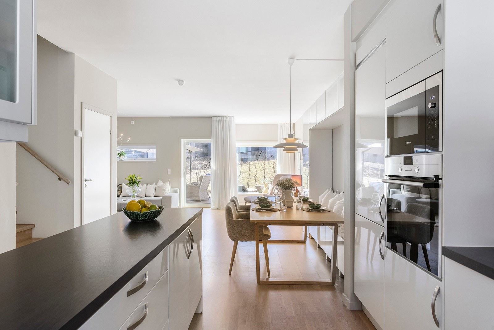 Kjøkkenet ligger i bakkant av stuen, men med åpen løsning som gjør det enkelt å ha kontakt med gjestene under matlagingen. Galleribilde