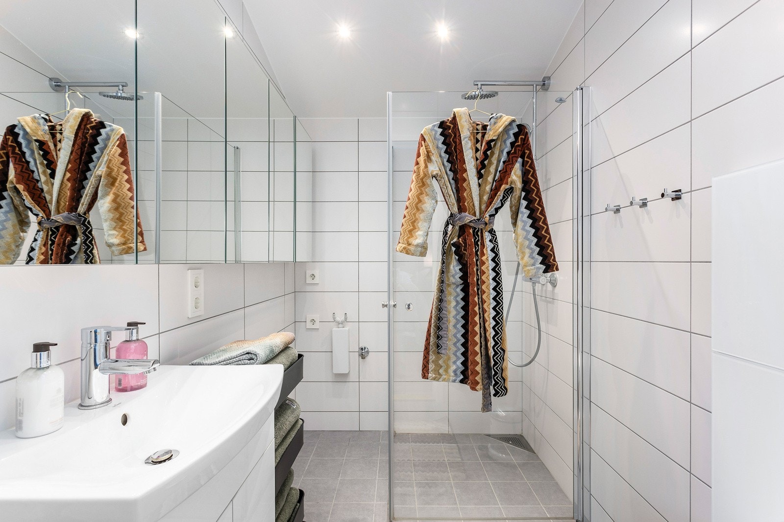 Fint og godt utnyttet baderom i toppetasjen, utstyrt med dusj, toalett og innredning med god oppbevaringsplass. Badet har vannbåren gulvvarme. Galleribilde