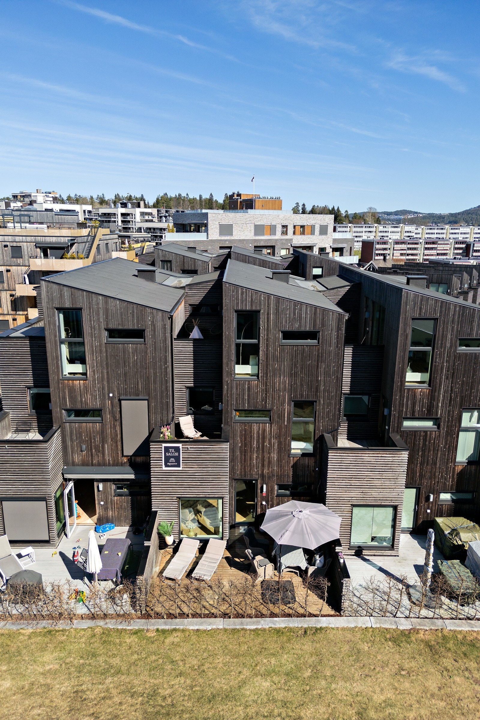 Boligen ligger vendt mot sydvest og har solrike og fine uteplasser i alle etasjer. Det er også tilgang til felles hage i forkant. Galleribilde