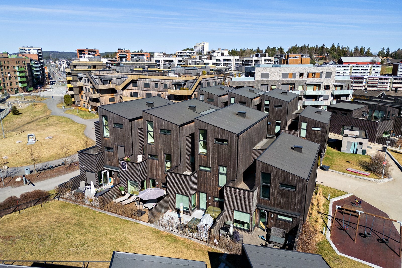 En svært ettertraktet beliggehet i nyere og moderne boligområde - trygt og fint med lite biltrafikk. Galleribilde