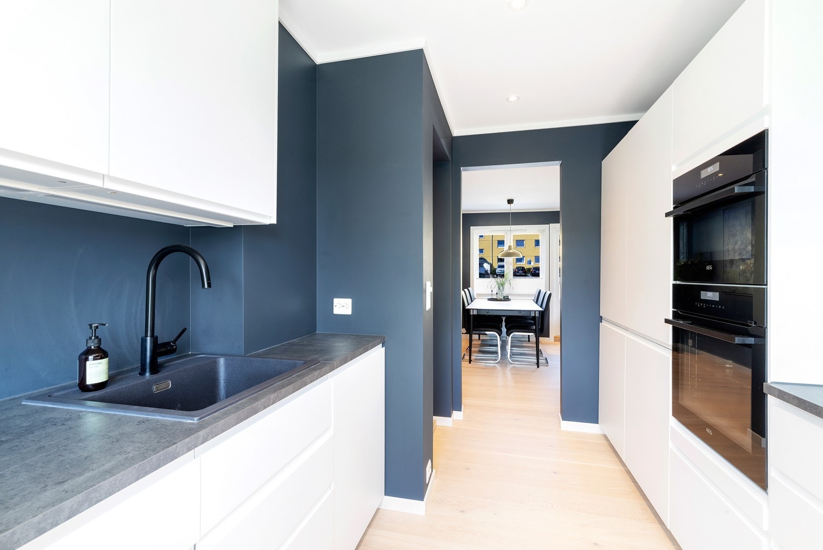 Integrerte hvitevarer som ovn , kombiovn, kjøleskap/frys, platetopp, ventilator og oppvaskmaskin medfølger salget. Galleribilde