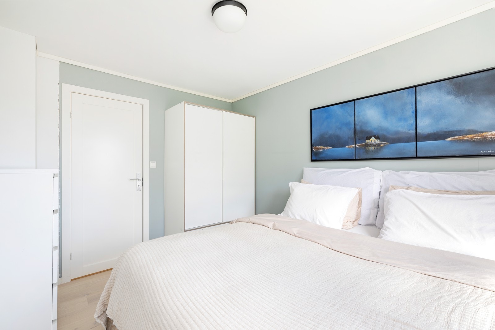 Romslig soverom med god plass til dobbeltseng og klesskap. Galleribilde