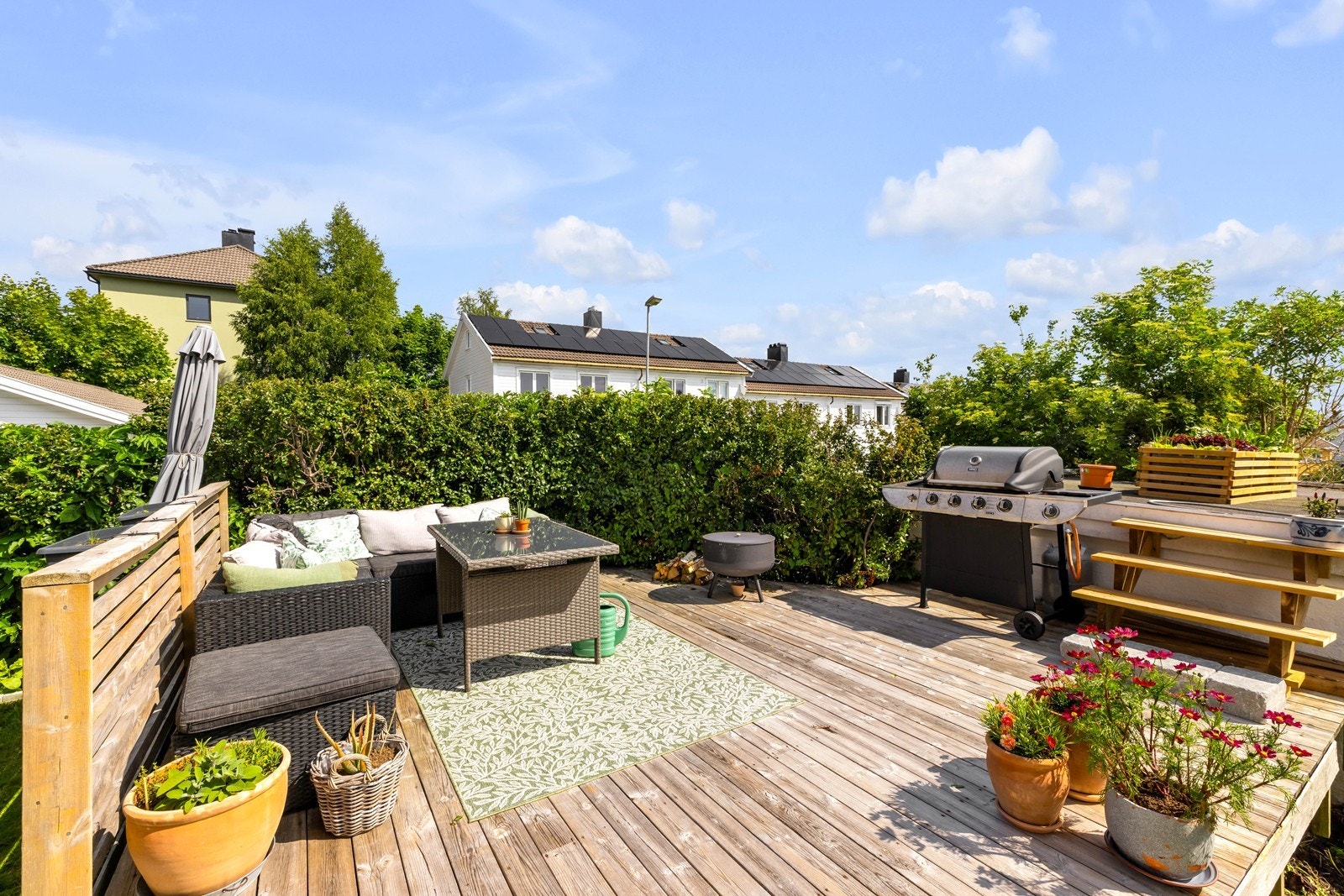 Koselig felles uteområde på tomt. Galleribilde