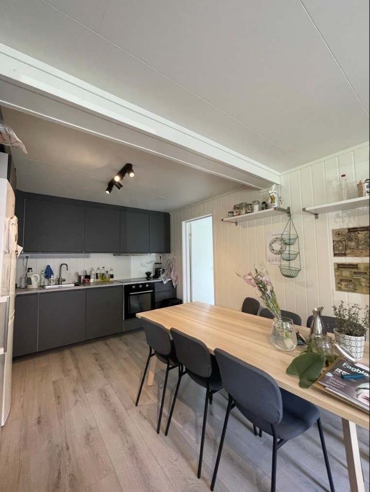 Kjøkken med spiseplass. Galleribilde