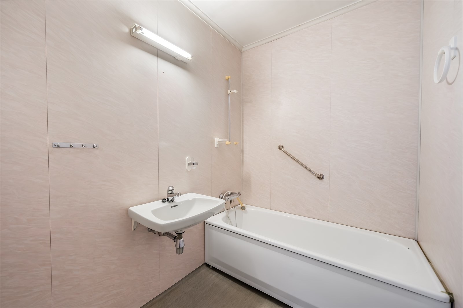 Bad i underetg. Belegg på gulv. Galleribilde