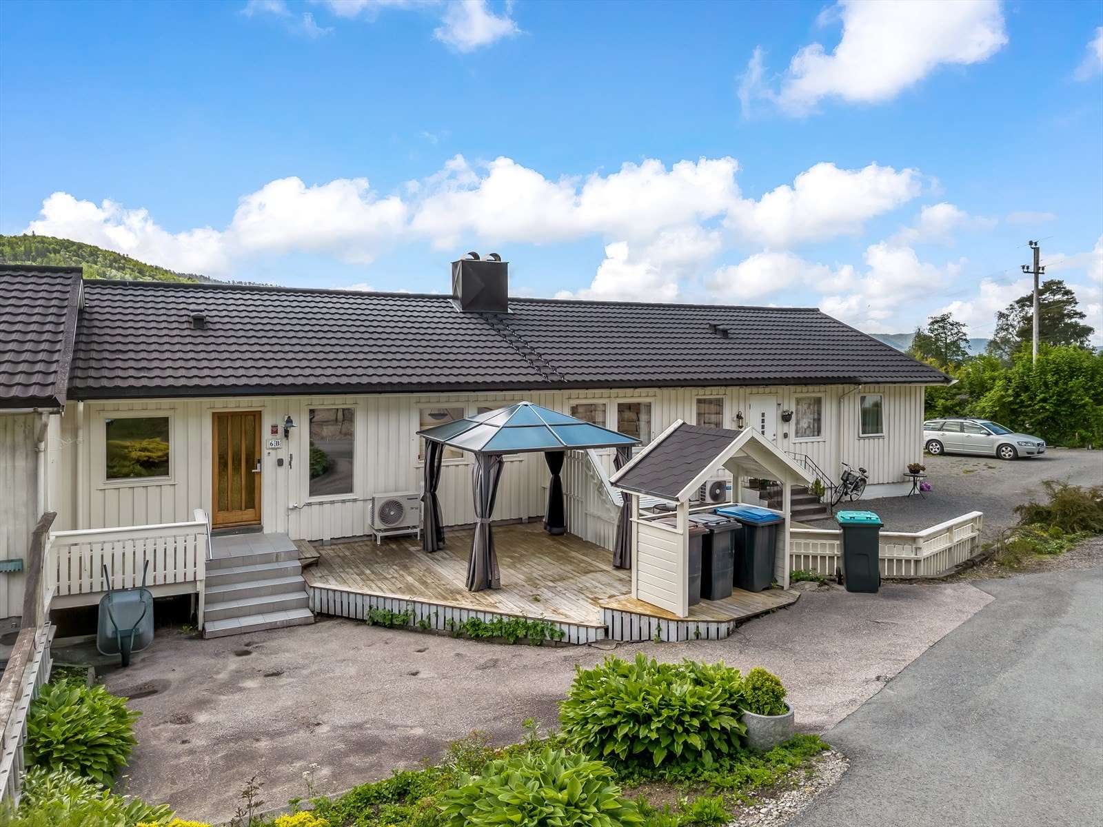 Inngangsparti m/terrasse og parkering Galleribilde