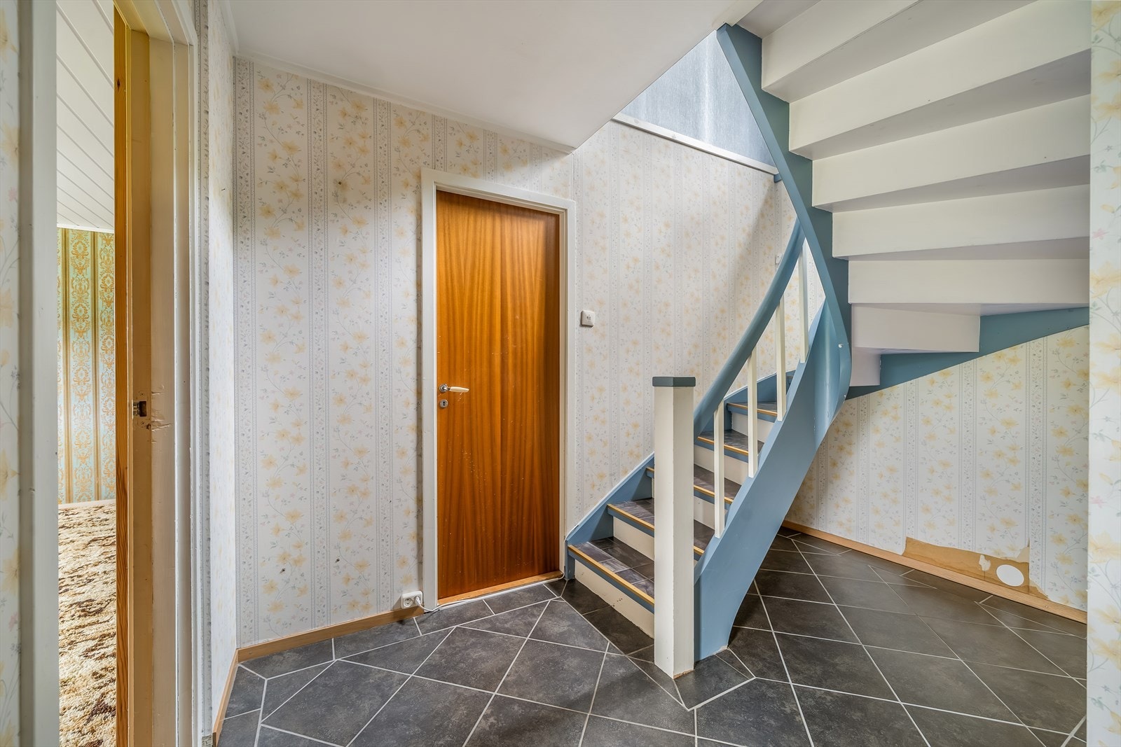 Trappegang underetg. Fliser på gulv. Galleribilde