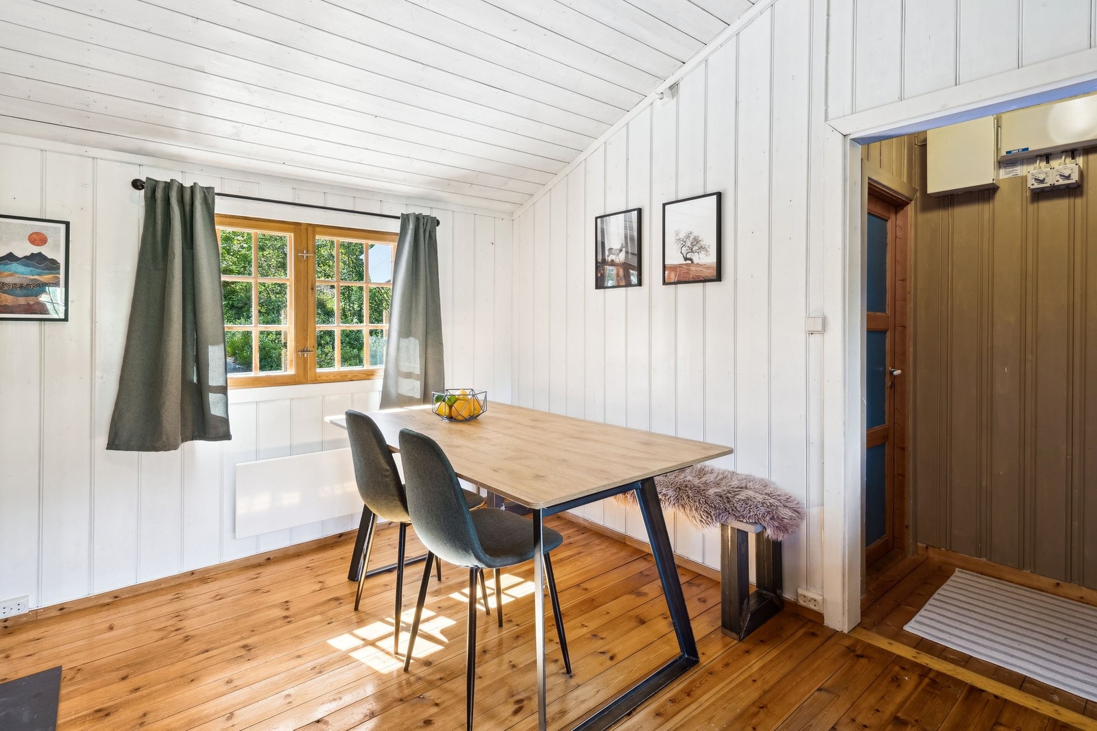 Spisestuen består av uttrekkbart spisebord i heltre, med god plass til åtte personer. Galleribilde