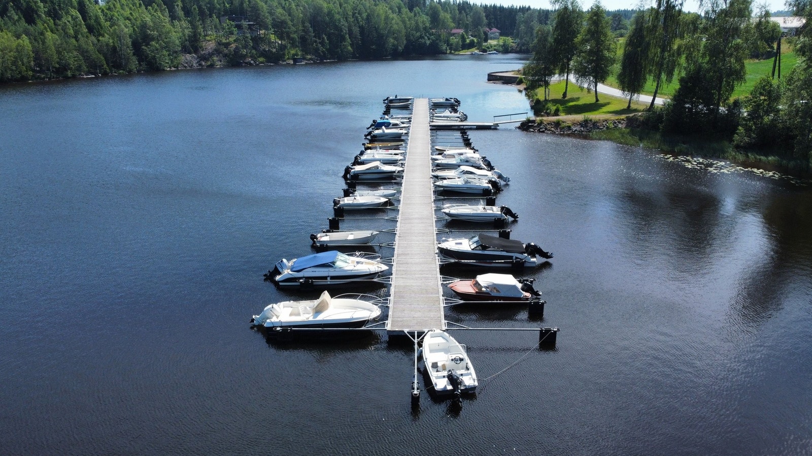 Båthavna fra nordvest. Havna er drevet av grunneier og godt vedlikeholdt. Galleribilde