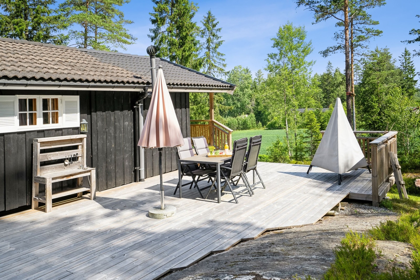 Hovedterrassen på ca 40m2 er bygget i 2022. Galleribilde