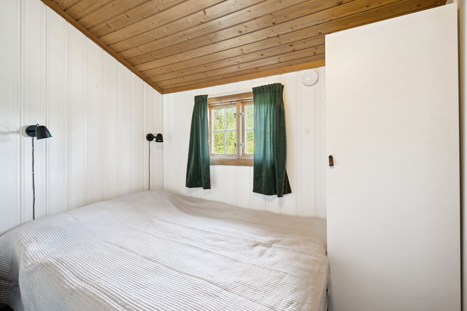 Soverom 1 - Dobbeltseng, et løst skap og et integrert skap i vegg. Galleribilde