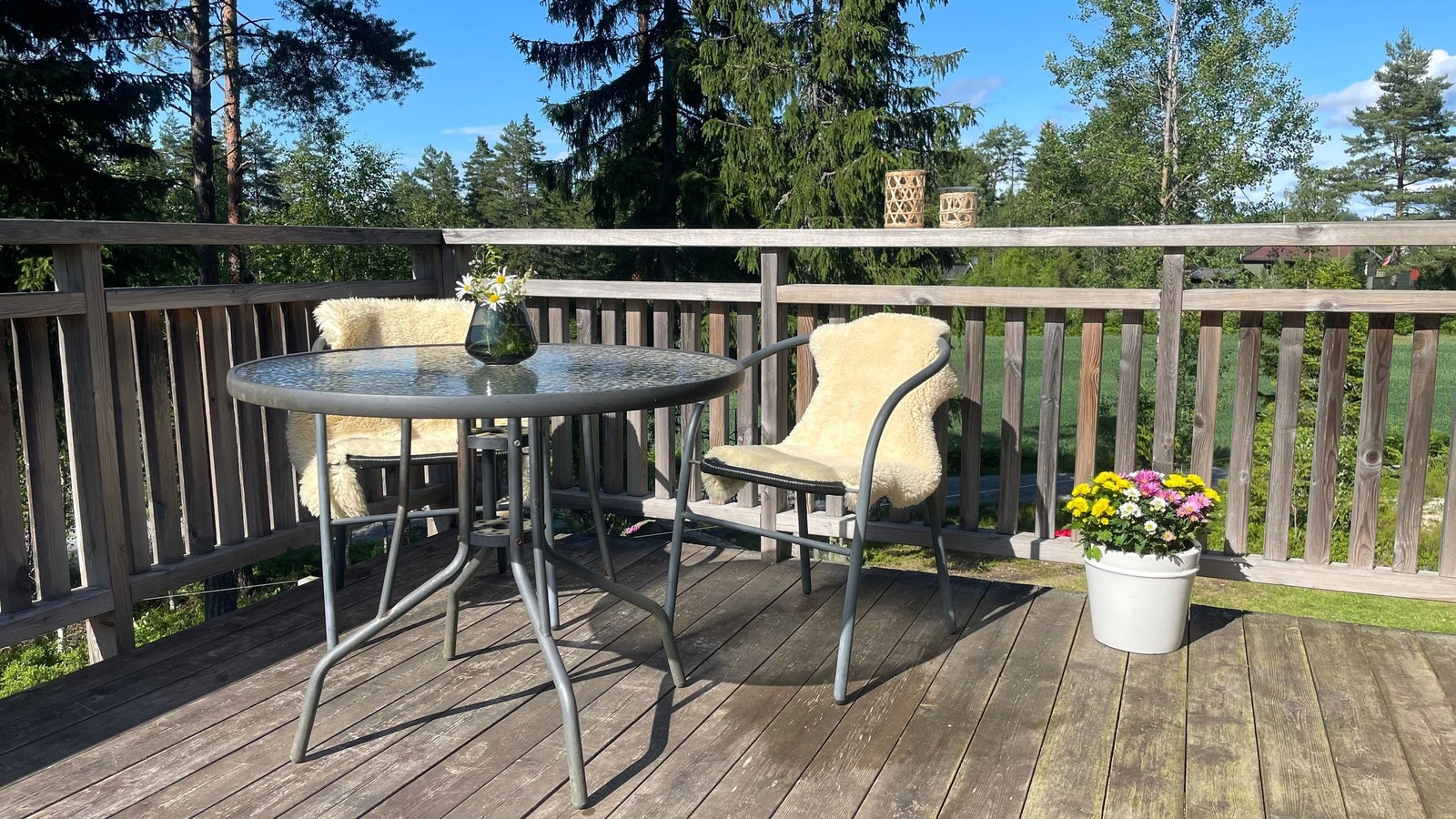 Den andre terrassen er på rundt 20m2. Her kan man sitte og nyte ettermiddagssolen. Galleribilde